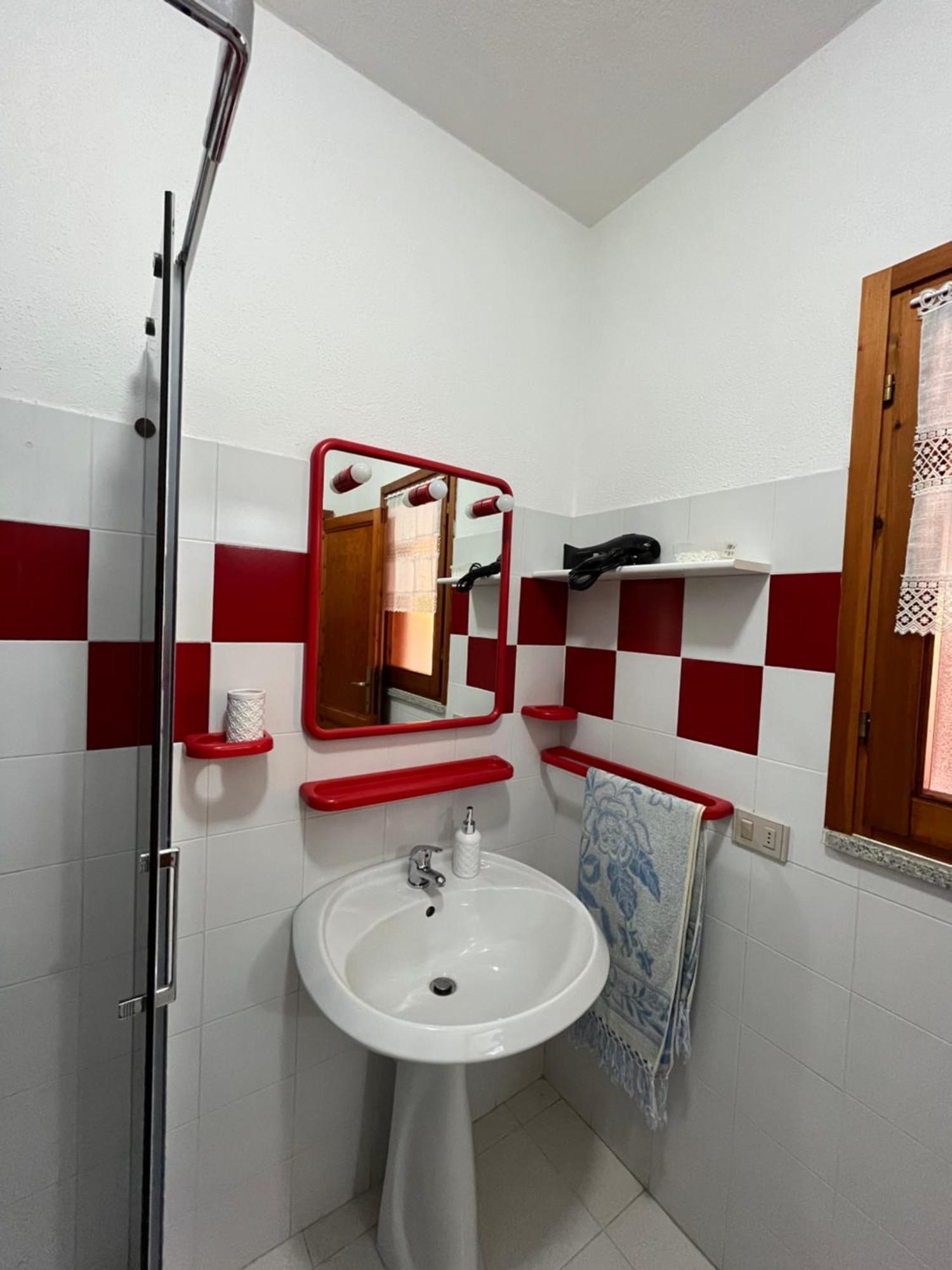Casa Sviluppata Su Due Piani Con Doppia Veranda E Parcheggio Privato San Teodoro  Exteriér fotografie