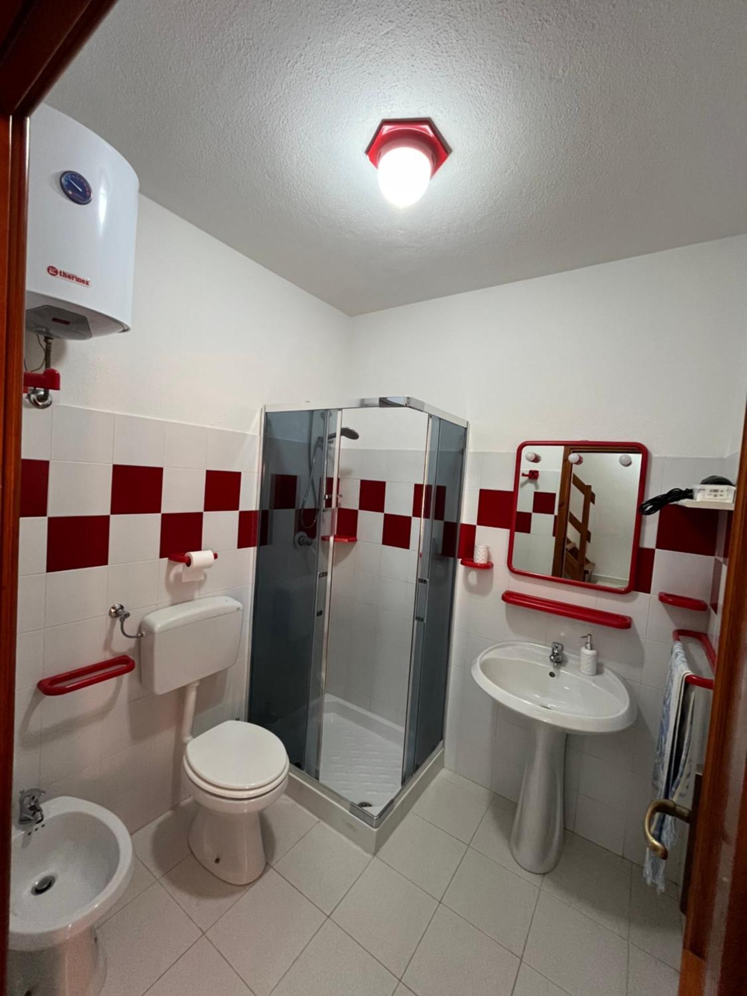 Casa Sviluppata Su Due Piani Con Doppia Veranda E Parcheggio Privato San Teodoro  Exteriér fotografie